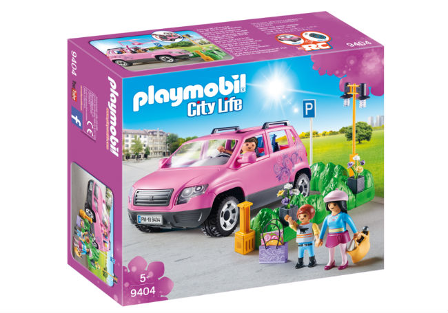 famiglia al parcheggio dell'outlet playmobil