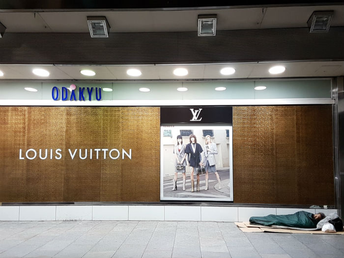 lous vuitton tokyo photo homeless